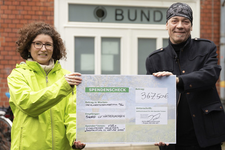 Naturschutzspende vom Kalender Bodypainting in Nature 2022 in Hannover