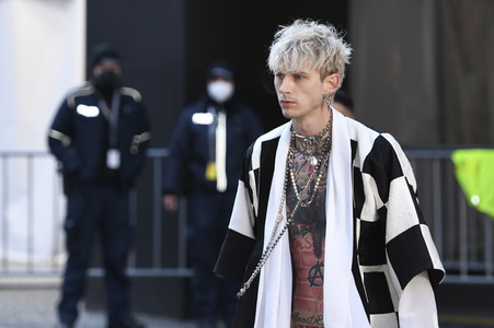 Machine Gun Kelly bei der Ankunft am Grand Hyatt Hotel, Berlinale 2022