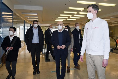 Peter Tschentscher beim Besuch vom Impfzentrum Harburg in Hamburg