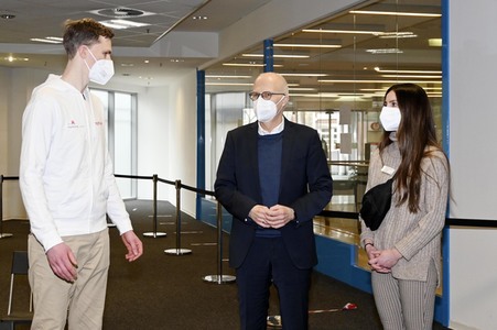 Peter Tschentscher beim Besuch vom Impfzentrum Harburg in Hamburg