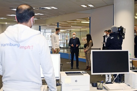 Peter Tschentscher beim Besuch vom Impfzentrum Harburg in Hamburg
