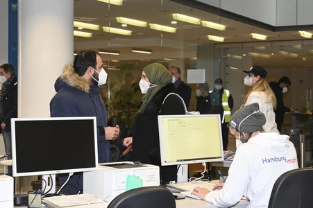 Peter Tschentscher beim Besuch vom Impfzentrum Harburg in Hamburg
