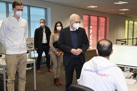Peter Tschentscher beim Besuch vom Impfzentrum Harburg in Hamburg