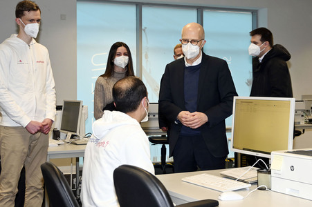 Peter Tschentscher beim Besuch vom Impfzentrum Harburg in Hamburg