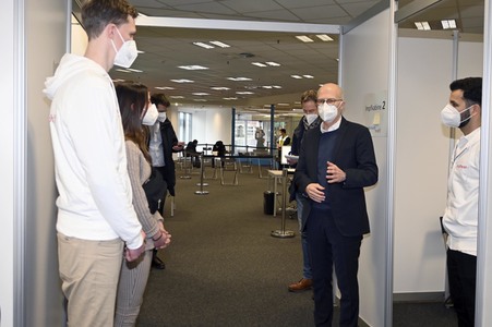 Peter Tschentscher beim Besuch vom Impfzentrum Harburg in Hamburg