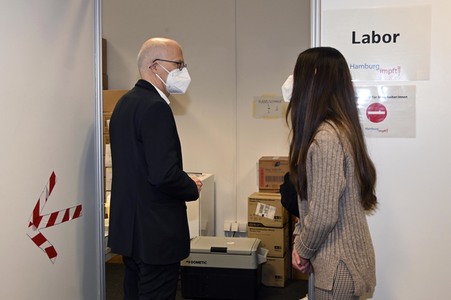 Peter Tschentscher beim Besuch vom Impfzentrum Harburg in Hamburg