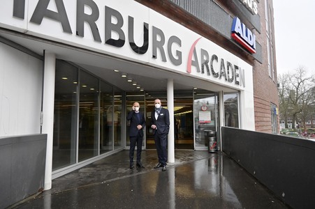 Peter Tschentscher beim Besuch vom Impfzentrum Harburg in Hamburg