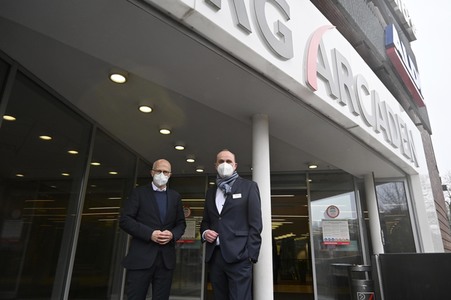 Peter Tschentscher beim Besuch vom Impfzentrum Harburg in Hamburg