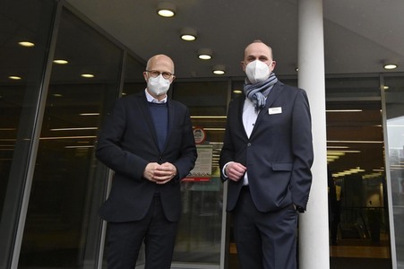 Peter Tschentscher beim Besuch vom Impfzentrum Harburg in Hamburg