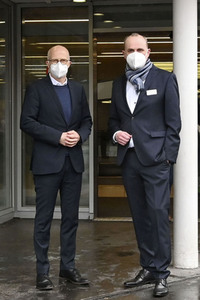 Peter Tschentscher beim Besuch vom Impfzentrum Harburg in Hamburg