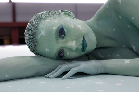 DIVERSE PEOPLE ART Kunstperformance Pregnant