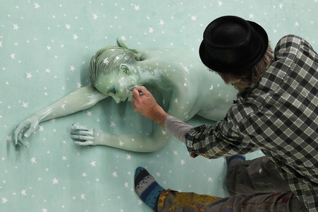 DIVERSE PEOPLE ART Kunstperformance Pregnant