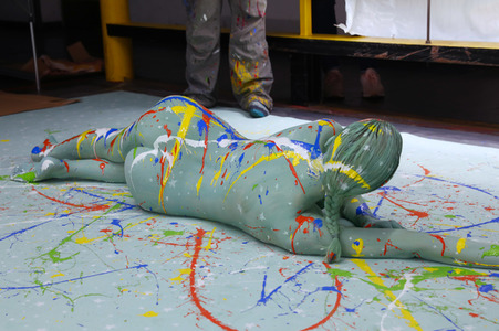 DIVERSE PEOPLE ART Kunstperformance Pregnant