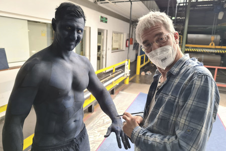 DIVERSE PEOPLE ART Kunstperformance Male