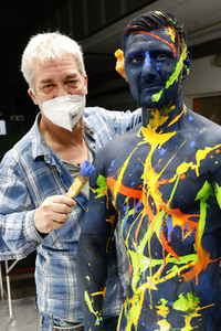 DIVERSE PEOPLE ART Kunstperformance Male