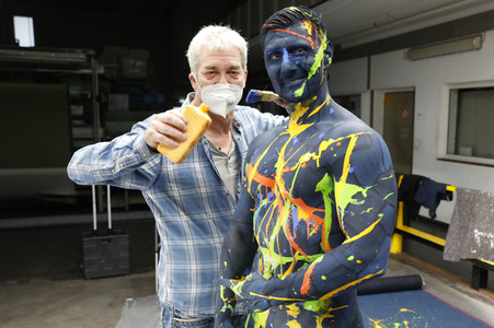 DIVERSE PEOPLE ART Kunstperformance Male