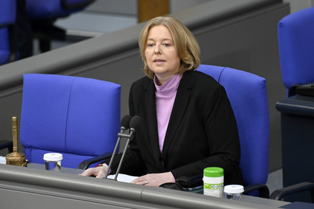 Sondersitzung des Deutschen Bundestages in Berlin