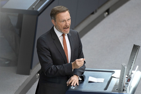 Sondersitzung des Deutschen Bundestages in Berlin