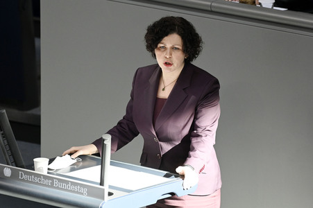Sondersitzung des Deutschen Bundestages in Berlin