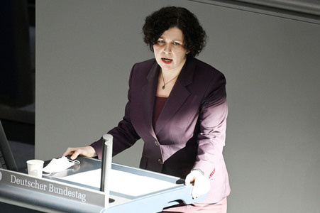 Sondersitzung des Deutschen Bundestages in Berlin