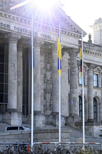 Flaggensetzung vor dem Reichstagsgebäude in Berlin