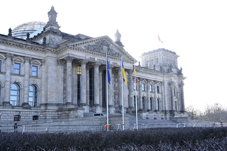 Flaggensetzung vor dem Reichstagsgebäude in Berlin