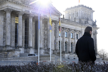 Flaggensetzung vor dem Reichstagsgebäude in Berlin