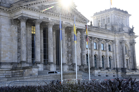 Flaggensetzung vor dem Reichstagsgebäude in Berlin