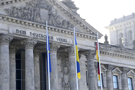 Flaggensetzung vor dem Reichstagsgebäude in Berlin