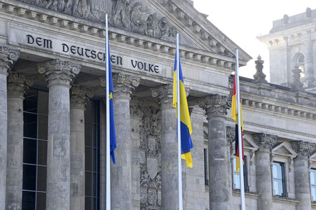 Flaggensetzung vor dem Reichstagsgebäude in Berlin
