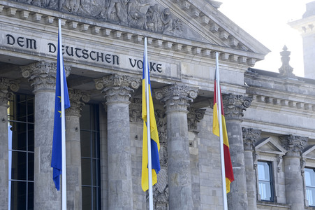Flaggensetzung vor dem Reichstagsgebäude in Berlin