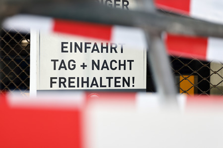 Symbolfoto Einfahrt freihalten