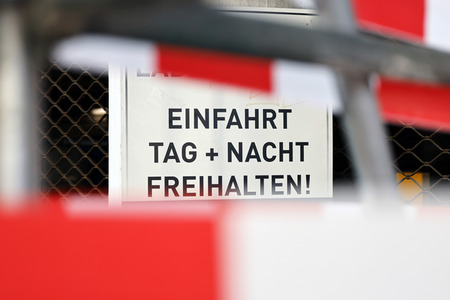 Symbolfoto Einfahrt freihalten