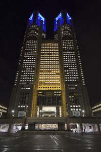 Das Regierungsgebäude der Präfektur Tokio in den Nationalfarben der Ukraine