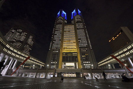 Das Regierungsgebäude der Präfektur Tokio in den Nationalfarben der Ukraine