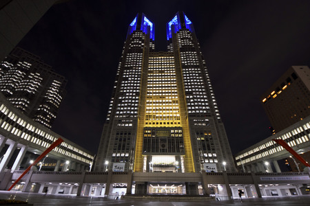 Das Regierungsgebäude der Präfektur Tokio in den Nationalfarben der Ukraine