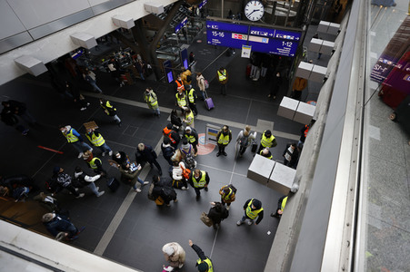 Ankunft ukrainischer Flüchtlinge auf dem Hauptbahnhof Berlin