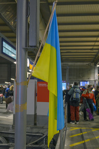 Caritas Mitarbeiter empfangen ukrainische Flüchtlinge in München