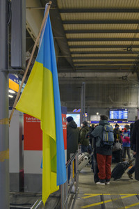 Caritas Mitarbeiter empfangen ukrainische Flüchtlinge in München