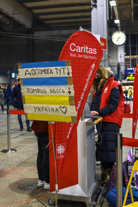 Caritas Mitarbeiter empfangen ukrainische Flüchtlinge in München