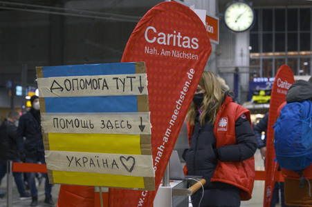 Caritas Mitarbeiter empfangen ukrainische Flüchtlinge in München