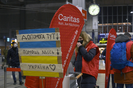 Caritas Mitarbeiter empfangen ukrainische Flüchtlinge in München