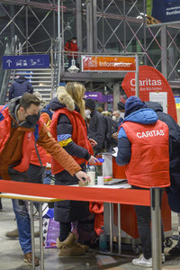 Caritas Mitarbeiter empfangen ukrainische Flüchtlinge in München