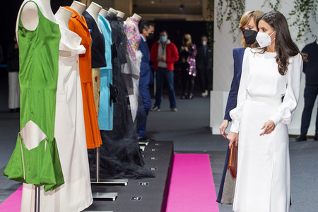 Königin Letizia besucht die 75. Mercedes-Benz Fashion Week Madrid