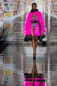 Andres Sarda Fashion Show auf der 75. Mercedes-Benz Fashion Week Madrid