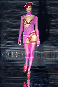 Andres Sarda Fashion Show auf der 75. Mercedes-Benz Fashion Week Madrid