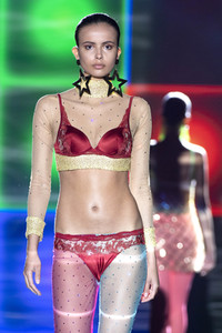 Andres Sarda Fashion Show auf der 75. Mercedes-Benz Fashion Week Madrid