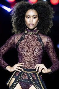 Andres Sarda Fashion Show auf der 75. Mercedes-Benz Fashion Week Madrid