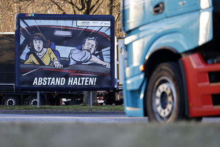 Symbolfoto Autobahnplakate