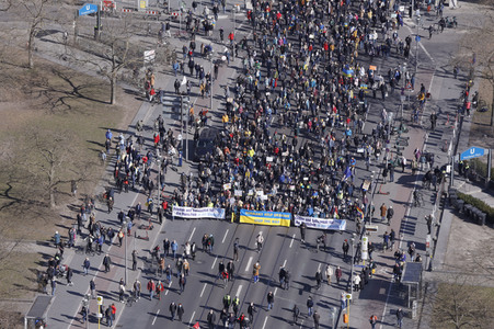 Großdemonstration gegen den Krieg in der Ukraine in Berlin